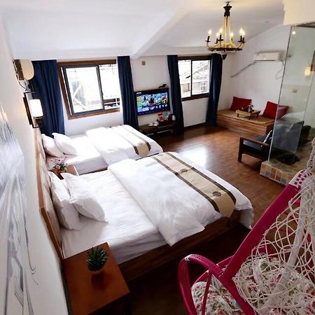 Fenghuang Little Bear Family Guest House Esterno foto