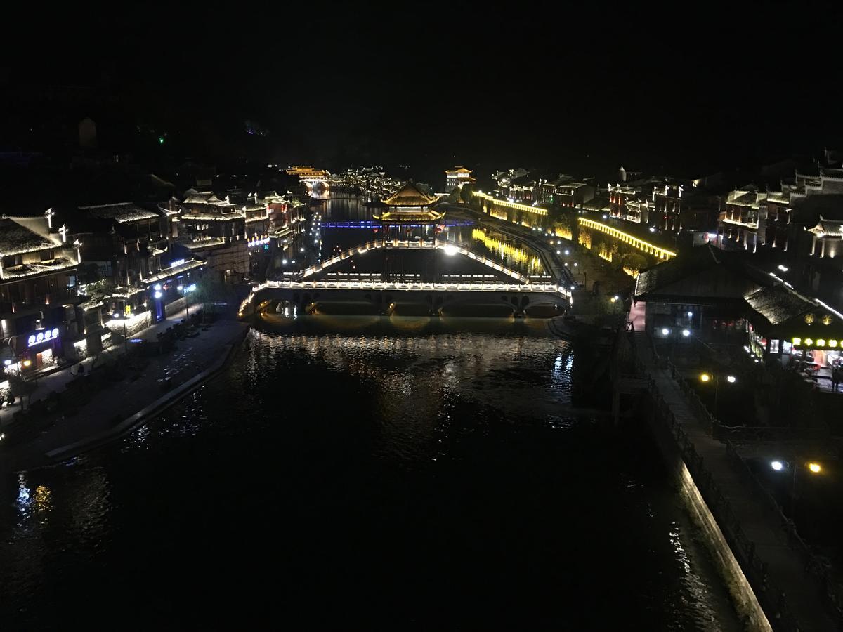 Fenghuang Little Bear Family Guest House Esterno foto