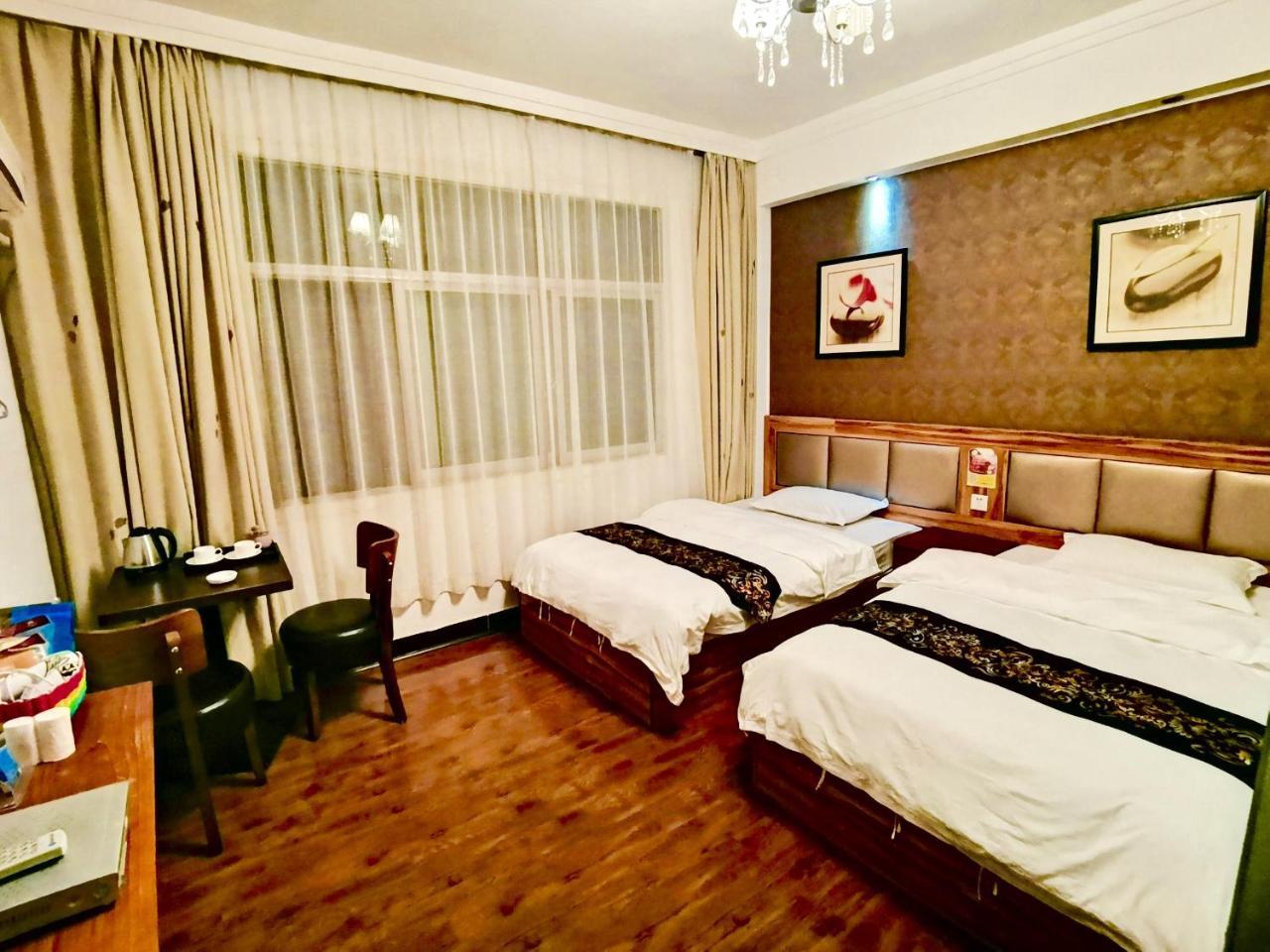 Fenghuang Little Bear Family Guest House Esterno foto