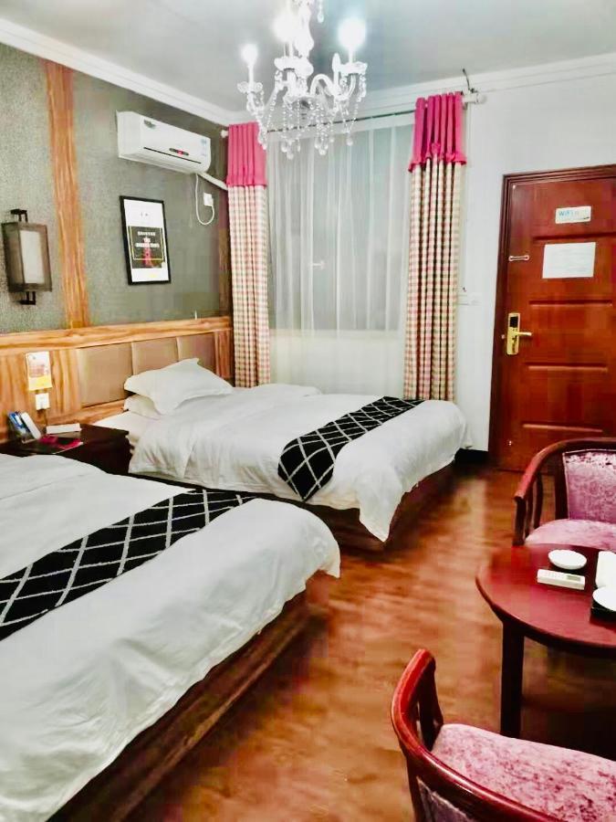 Fenghuang Little Bear Family Guest House Esterno foto