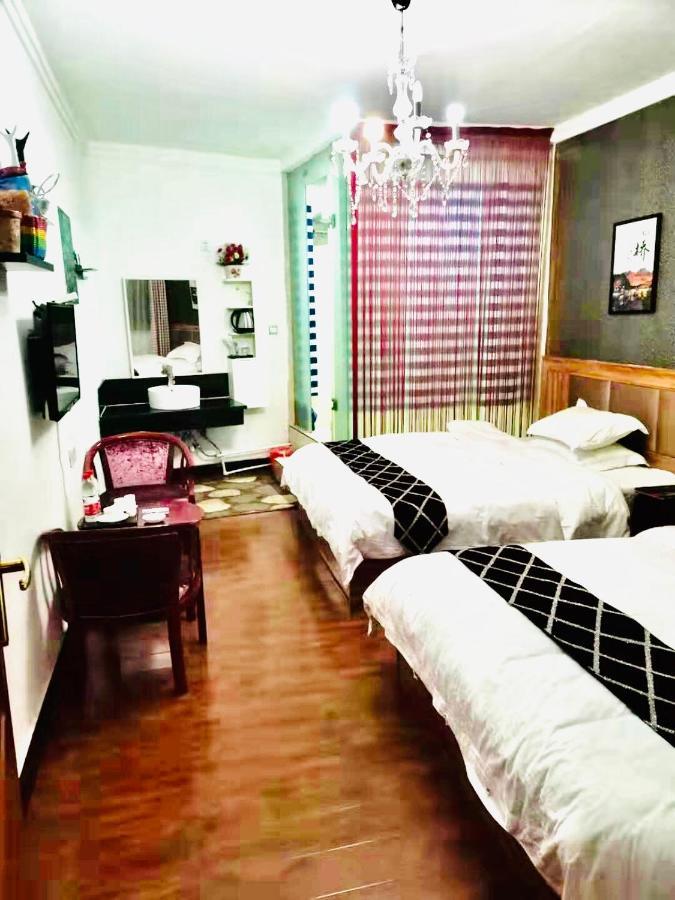 Fenghuang Little Bear Family Guest House Esterno foto